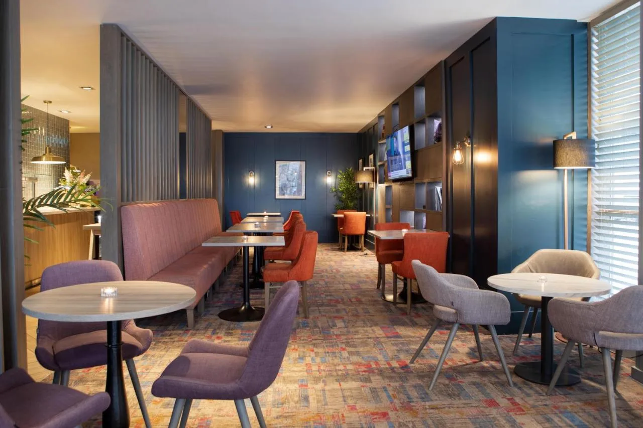 One-Bedroom King Suite - Lounge Access